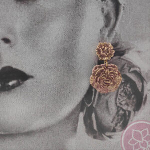 Pendientes hecho en resina con forma de flor color maquillaje. Complementos únicos realizados artesanalmente, perfectos tanto para eventos especiales como para flamenca. Debido a su carácter artesanal estas piezas nunca son idénticas lo que las convierten en únicas y exclusivas.