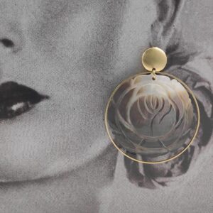Pendientes aro dorado adornado con una rosa grande de nacar diseño de la artesana TETÉ . Complementos únicos realizados artesanalmente, perfectos tanto para eventos especiales como para flamenca.
