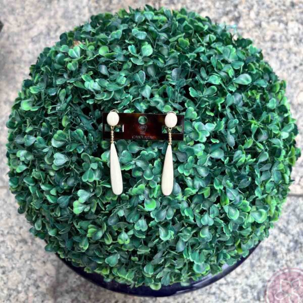 Pendiente en forma de lagrima con adorno de pedrería  dorada de la casa sevillana Carvajal. Medida: 7 cm. de largo Complementos únicos realizados artesanalmente, perfectos tanto para eventos especiales como para flamenca.