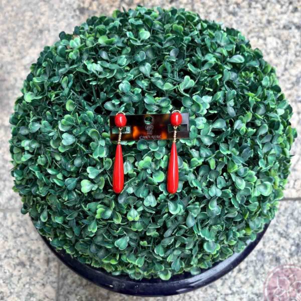 Pendiente en forma de lagrima con adorno de pedrería dorada de la casa sevillana Carvajal. Medida 7 cm. de largo Complementos únicos realizados artesanalmente, perfectos tanto para eventos especiales como para flamenca.