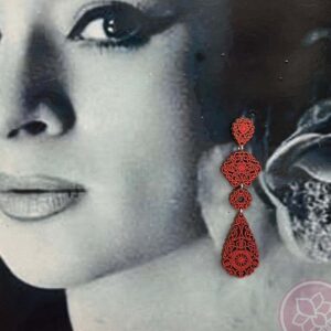 Pendientes artesanales tallados en madera alargado cuádruple y aderezo, con el enganche en plata y cierre de tuerca de presión, de la casa SILVEREIRA. El color del artículo en la fotografía puede diferir algo del color del producto real. Hispania Flamenco