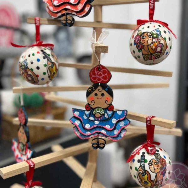Figura de flamenca hecha para colgar. Estas pieza de cerámica es obra original del artista gaditano Antonio Ruano. Al ser obras originales pueden tener algún cambio en los colores de la pieza. Medidas: Alto: 15 cm. 