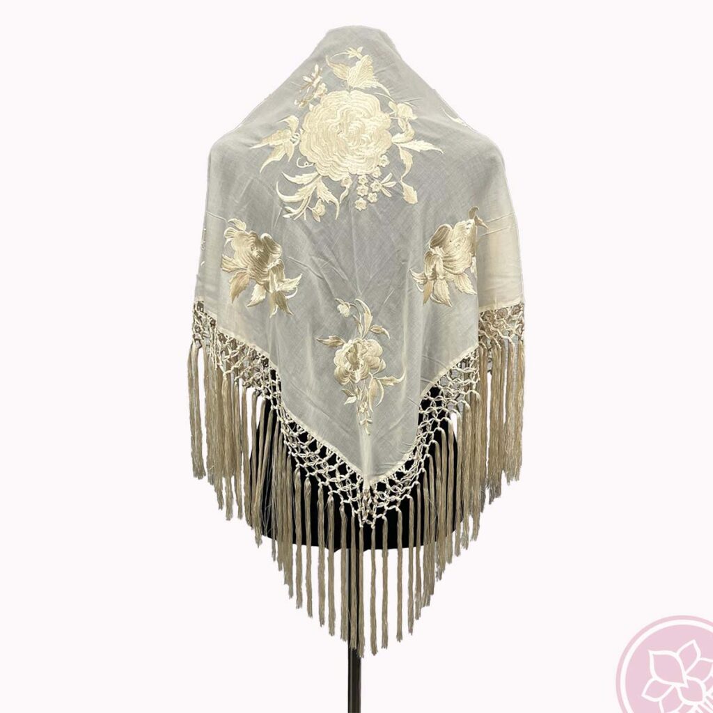 Manton beige bordado en el mismo color modelo maría de flecos Hispania Flamenco