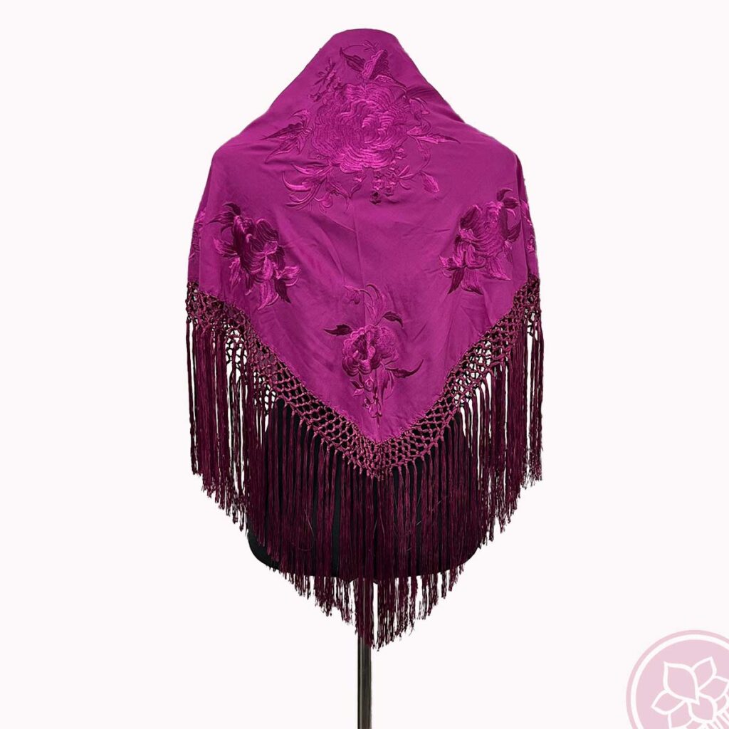 Manton buganvilla bordado en el mismo color modelo maría de flecos Hispania Flamenco