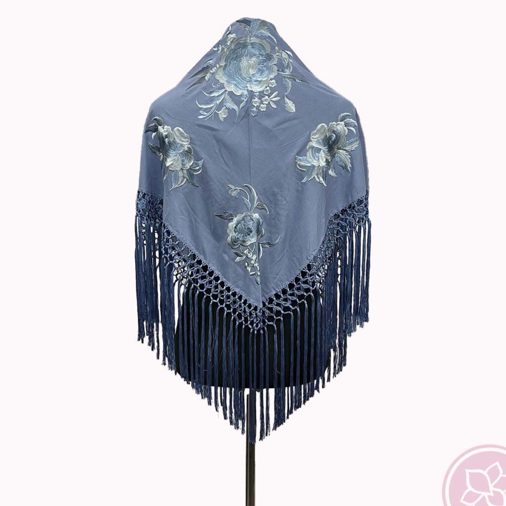 Manton celeste empolvado bordado en el mismo color modelo maría de flecos Hispania Flamenco