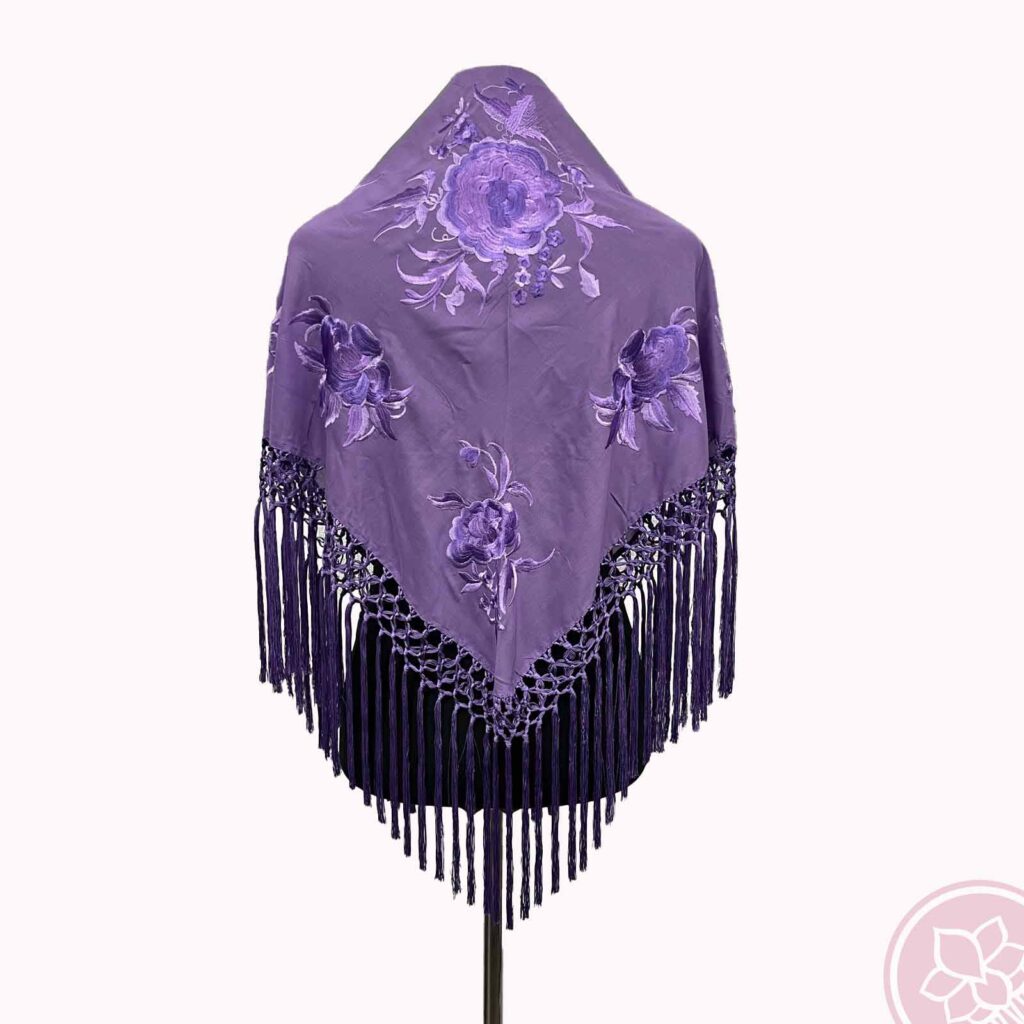 Manton lila bordado en el mismo color modelo maría de flecos Hispania Flamenco