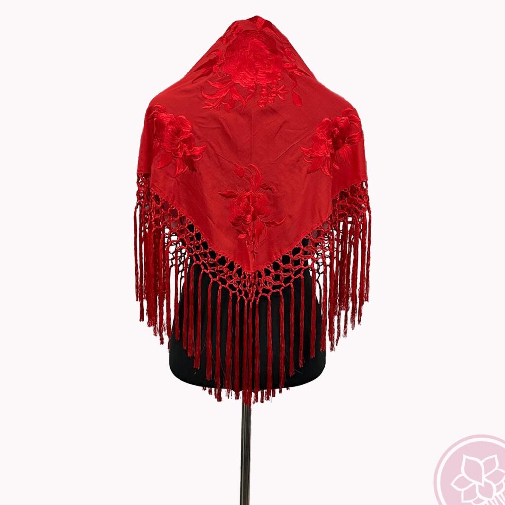 Manton rojo bordado en el mismo color modelo maría de flecos Hispania Flamenco