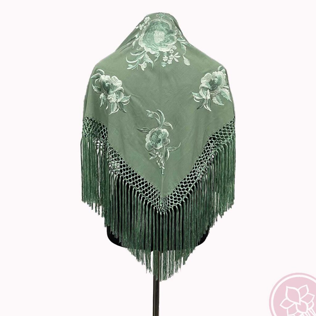 Manton verde agua bordado en el mismo color modelo maría de flecos Hispania Flamenco