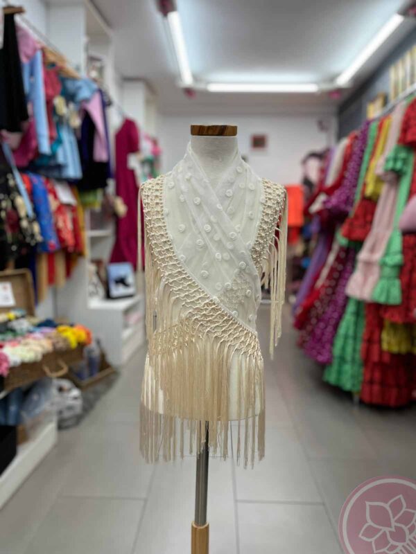 Mantoncillo de flamenca para niñas de plumeti color beige con flecos y lunaritos del mismo color. Medidas 120 cm. X30 cm.