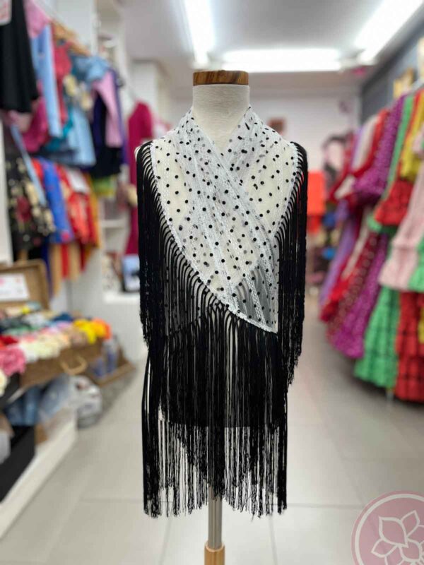 Mantoncillo de flamenca para niñas de plumeti color blanco con los lunares y flecos en color negro. Medidas 120 cm. X30 cm.