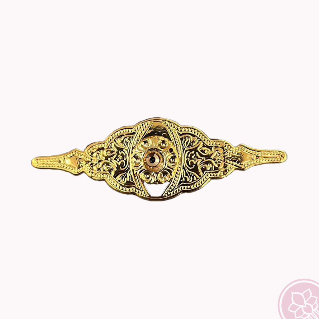 Broche alargado totalmente dorado de la casa Artesanía Carvajal. Complementos únicos realizados artesanalmente, perfectos tanto para eventos especiales como para flamenca. El color del artículo en la fotografía puede diferir algo del color del producto real.