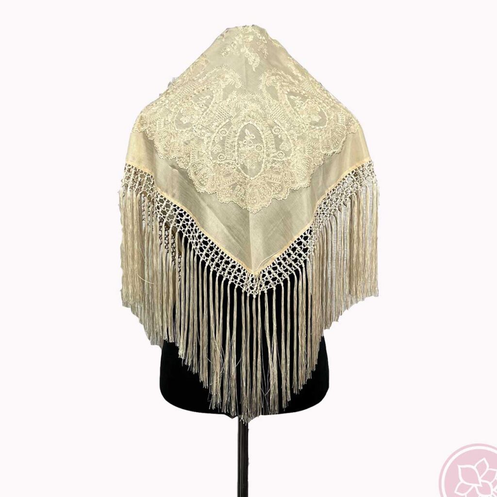 Mantoncillo en  beige bordado en el mismo color  y  flecado a mano, de la casa Sevillana Flecos. Medidas: 150 cm. x 90 cm. Complementos únicos realizados artesanalmente, perfectos tanto para eventos especiales como para flamenca. El color del artículo en la fotografía puede diferir algo del color del producto real.