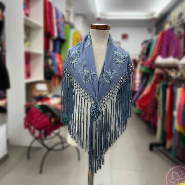 Mantoncillo de flamenca para niñas color beige, bordado en el mismo color Medidas 95 cm. X 45 cm.