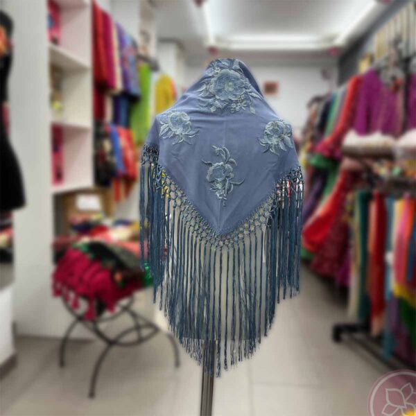 Mantoncillo de flamenca para niñas color beige, bordado en el mismo color Medidas 95 cm. X 45 cm.