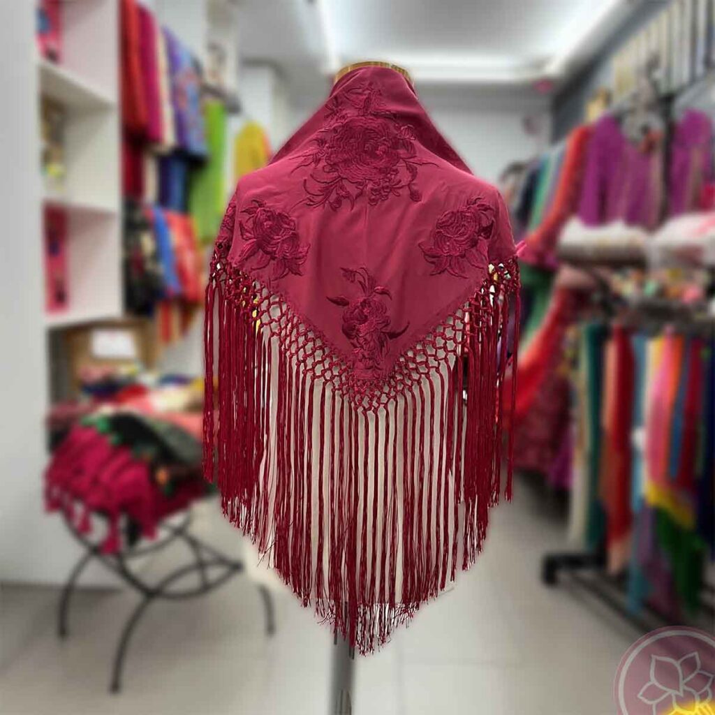 Mantoncillo de flamenca para niñas color marsala, bordado en el mismo color Medidas 95 cm. X 45 cm.