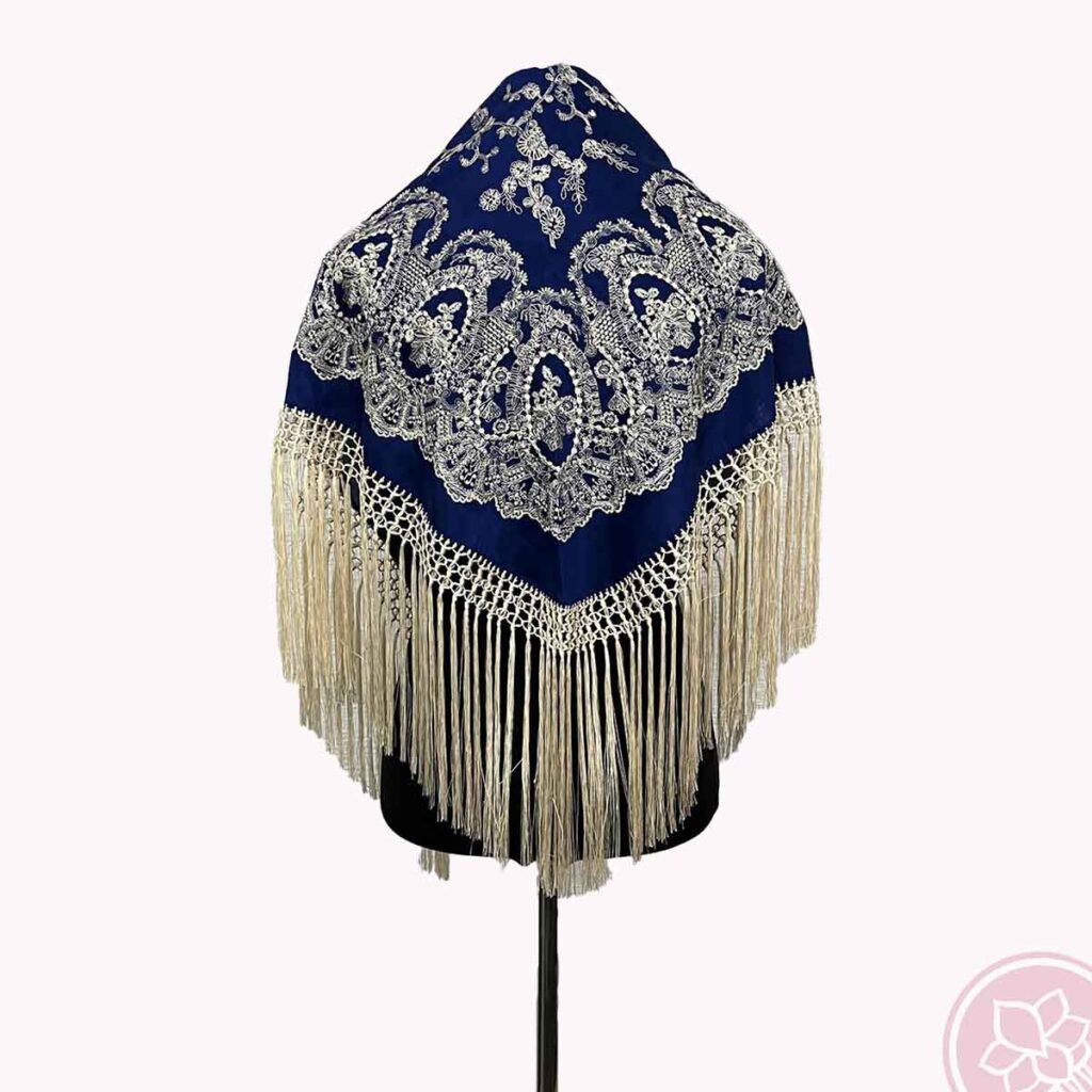 Mantoncillo en azulino bordado  y  flecado a mano, de la casa Sevillana Flecos. Medidas: 150 cm. x 90 cm. Complementos únicos realizados artesanalmente, perfectos tanto para eventos especiales como para flamenca. El color del artículo en la fotografía puede diferir algo del color del producto real.