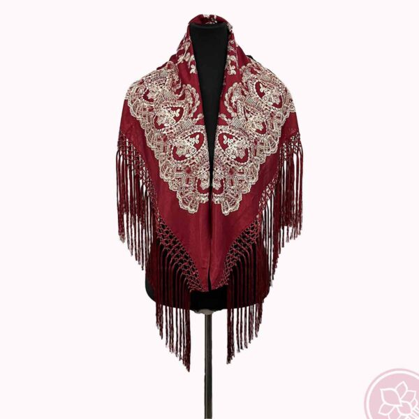 Mantoncillo en burdeos bordado  y  flecado a mano, de la casa Sevillana Flecos. Medidas: 150 cm. x 90 cm. Complementos únicos realizados artesanalmente, perfectos tanto para eventos especiales como para flamenca. El color del artículo en la fotografía puede diferir algo del color del producto real.