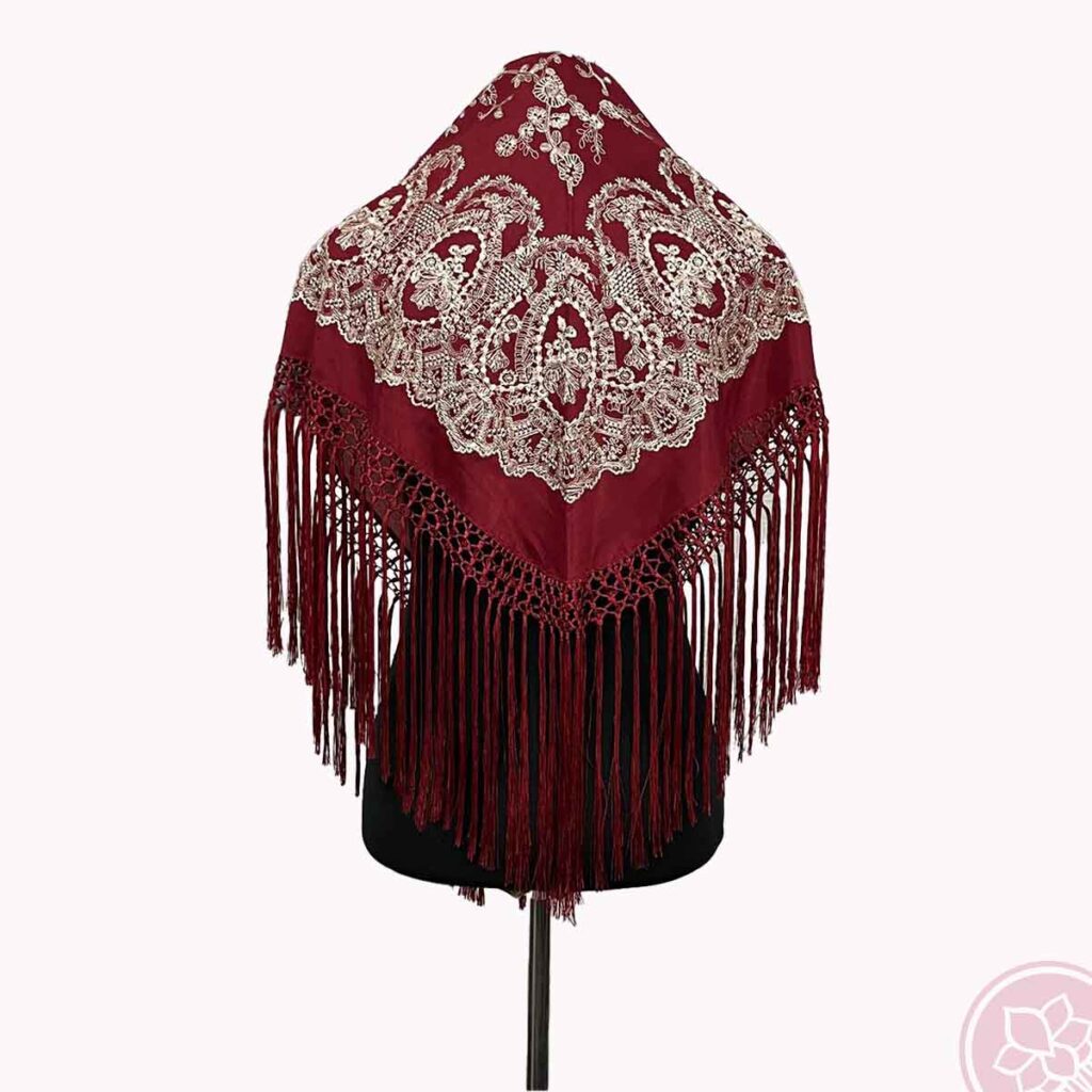 Mantoncillo en burdeos bordado  y  flecado a mano, de la casa Sevillana Flecos. Medidas: 150 cm. x 90 cm. Complementos únicos realizados artesanalmente, perfectos tanto para eventos especiales como para flamenca. El color del artículo en la fotografía puede diferir algo del color del producto real.