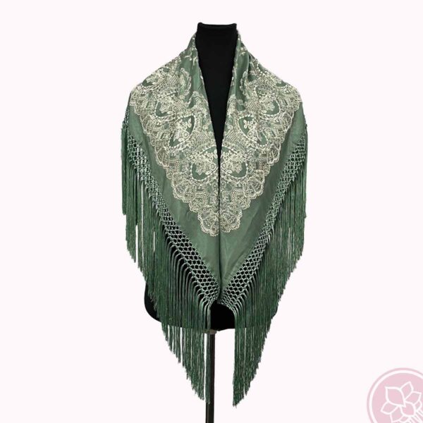 Mantoncillo en verde jabonoso bordado  y  flecado a mano, de la casa Sevillana Flecos. Medidas: 150 cm. x 90 cm. Complementos únicos realizados artesanalmente, perfectos tanto para eventos especiales como para flamenca. El color del artículo en la fotografía puede diferir algo del color del producto real.