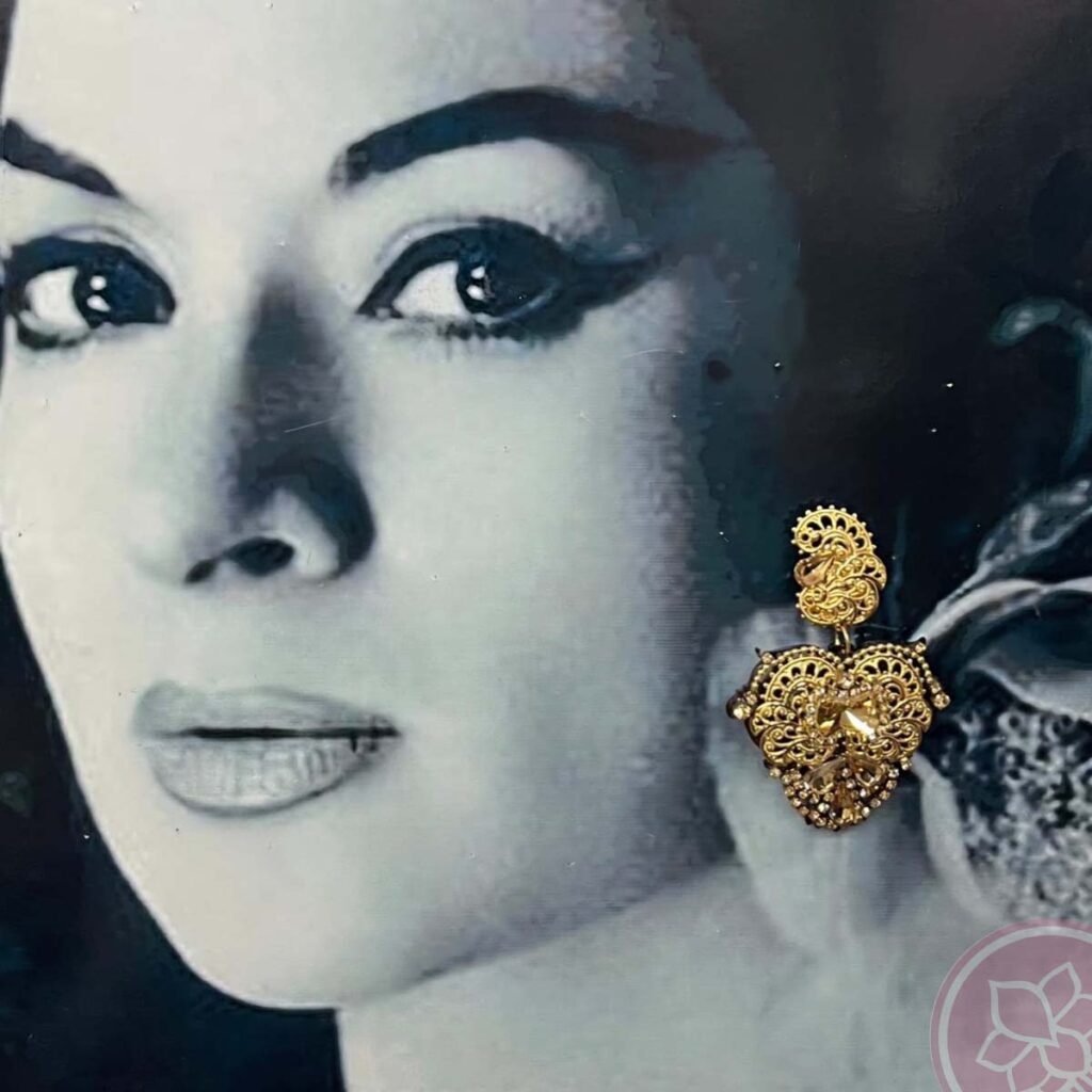 Pendiente de filigrada dorada con base de acetato, de la casa sevillana Carvajal. Complementos únicos realizados artesanalmente, perfectos tanto para eventos especiales como para flamenca.