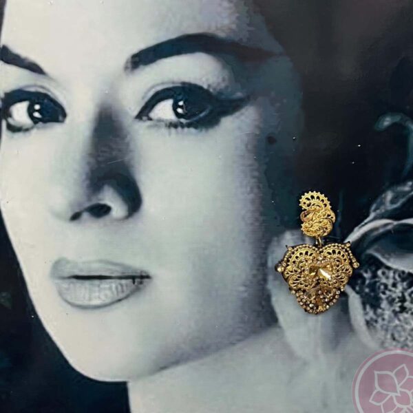 Pendiente de filigrada dorada con base de acetato, de la casa sevillana Carvajal. Complementos únicos realizados artesanalmente, perfectos tanto para eventos especiales como para flamenca.