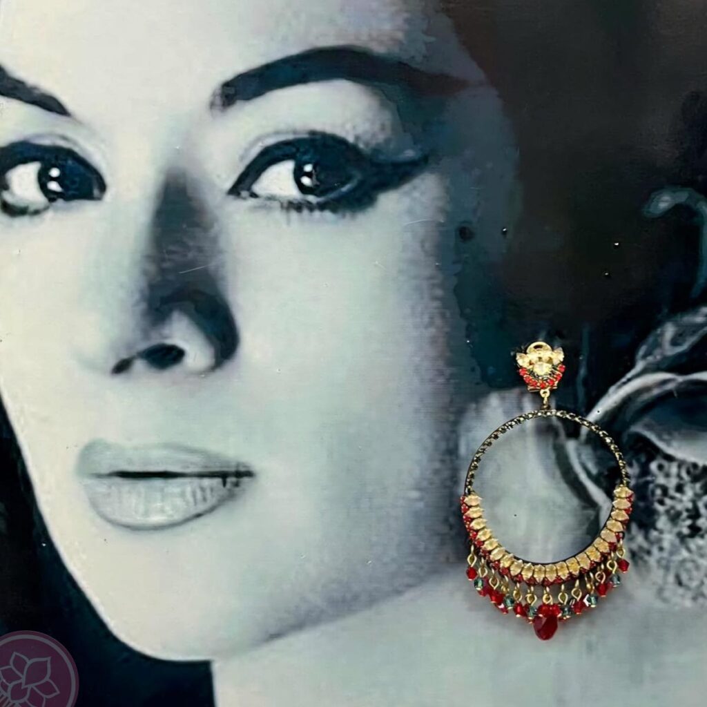 endiente de aro dorado con pedreria roja y verde agua, de la casa sevillana Carvajal. Complementos únicos realizados artesanalmente, perfectos tanto para eventos especiales como para flamenca.