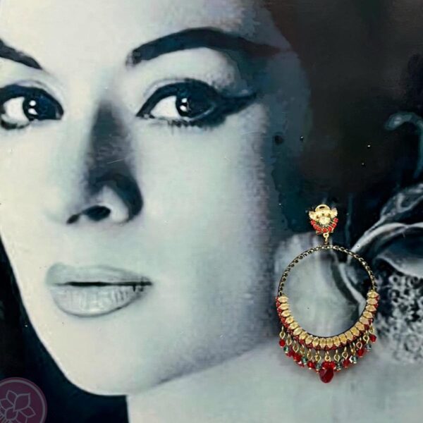 endiente de aro dorado con pedreria roja y verde agua, de la casa sevillana Carvajal. Complementos únicos realizados artesanalmente, perfectos tanto para eventos especiales como para flamenca.