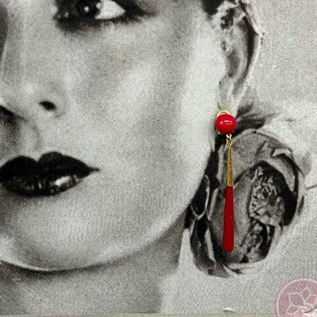 Pendientes dorado con una lagrima fina roja, de la casa sevillana Carvajal. Cierre omega. Complementos únicos realizados artesanalmente, perfectos tanto para eventos especiales como para flamenca. Las lagrimas se pueden pedir del color que se quiera. CONSULTENOS