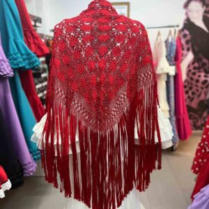 Maravilla de Mantón realizado a mano en cinta de seda roja con diferentes técnicas. Perfecto para acompañarte a cualquier evento. Medidas: 1,60 cm. X 0,75 cm.
