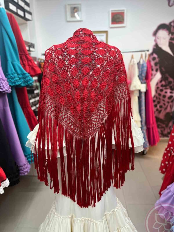 Maravilla de Mantón realizado a mano en cinta de seda roja con diferentes técnicas. Perfecto para acompañarte a cualquier evento. Medidas: 1,60 cm. X 0,75 cm.