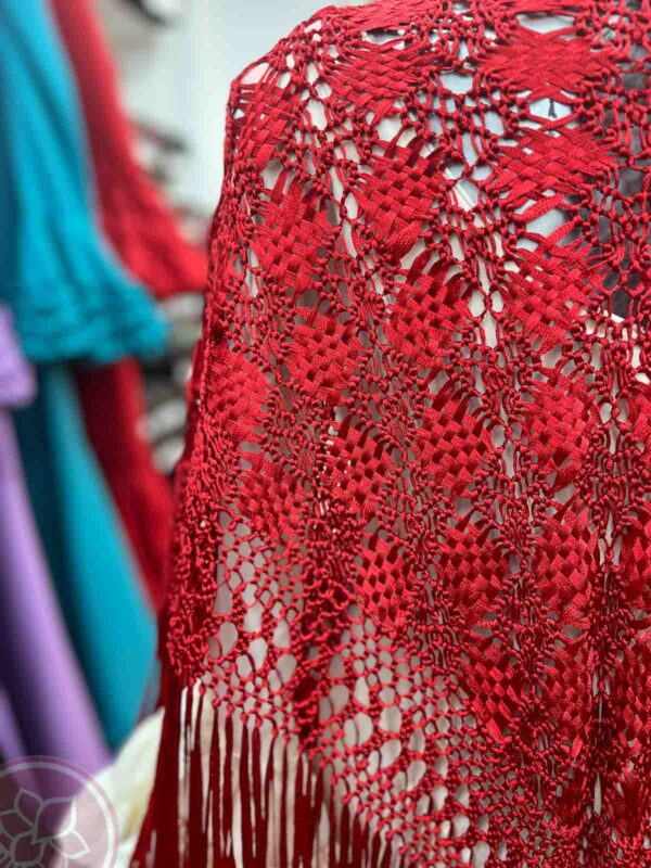 Maravilla de Mantón realizado a mano en cinta de seda roja con diferentes técnicas. Perfecto para acompañarte a cualquier evento. Medidas: 1,60 cm. X 0,75 cm.