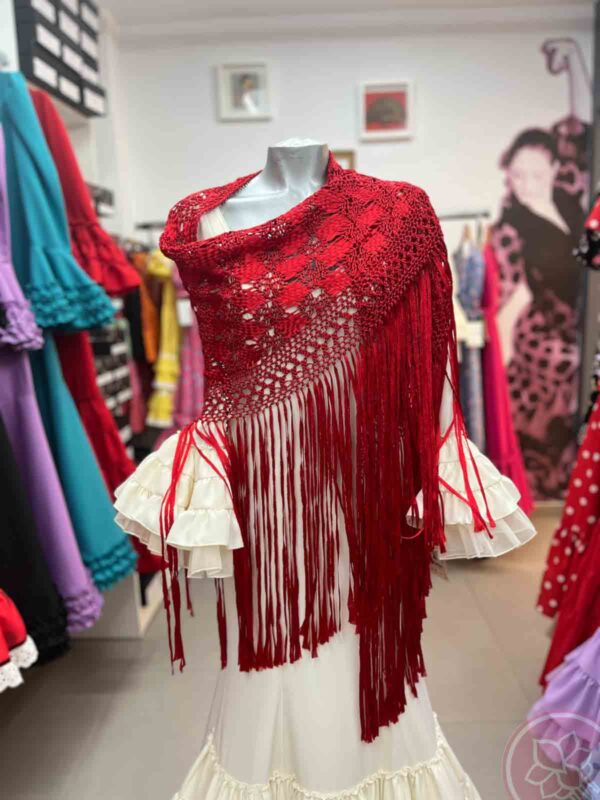 Maravilla de Mantón realizado a mano en cinta de seda roja con diferentes técnicas. Perfecto para acompañarte a cualquier evento. Medidas: 1,60 cm. X 0,75 cm.