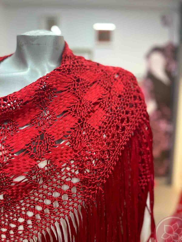 Maravilla de Mantón realizado a mano en cinta de seda roja con diferentes técnicas. Perfecto para acompañarte a cualquier evento. Medidas: 1,60 cm. X 0,75 cm.