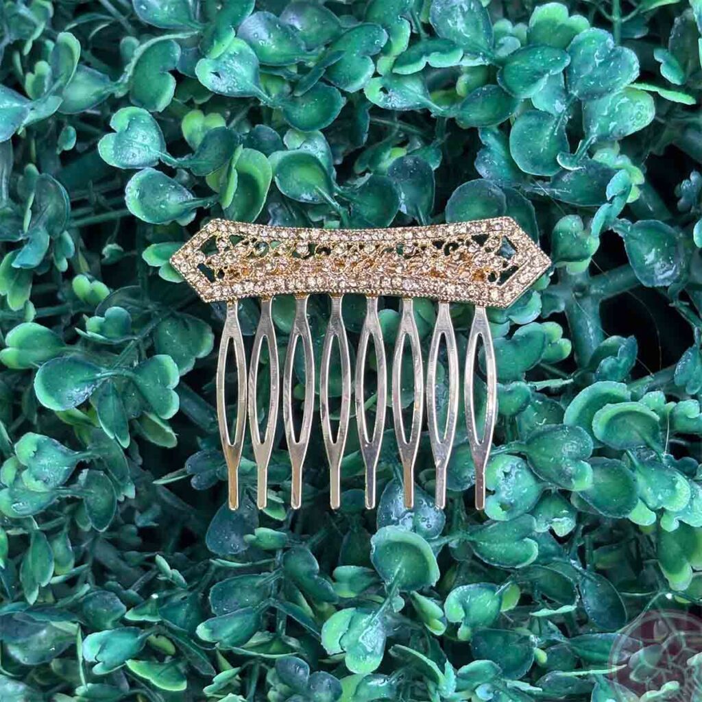 Peinecilla modelo real. Medidas. 6,5 cm. de ancho y 5 cm. de alto Complementos únicos realizados artesanalmente, perfectos tanto para eventos especiales como para flamenca. Debido a su carácter artesanal estas piezas nunca son idénticas lo que las convierten en únicas y exclusivas. El color del artículo en la fotografía puede diferir algo del color del producto real.