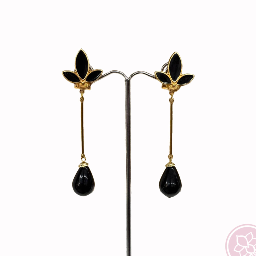Pendientes dorados con lágrima negra de la casa sevillana Carvajal. Cierre omega. Complementos únicos realizados artesanalmente, perfectos tanto para eventos especiales como para flamenca.