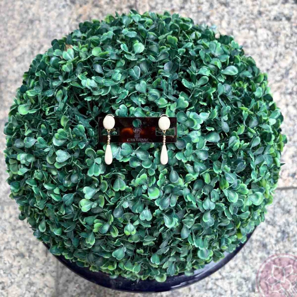 Pendiente de niña en forma de lágrima con adorno de pedrería dorada de la casa sevillana Carvajal. Medida: 4 cm. de largo Complementos únicos realizados artesanalmente, perfectos tanto para eventos especiales como para flamenca.