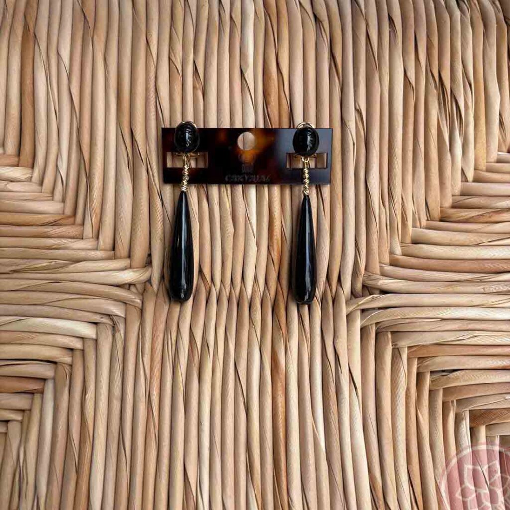 Pendiente en forma de lágrima con adorno de pedrería dorada de la casa sevillana Carvajal. Medida: 7 cm. de largo Complementos únicos realizados artesanalmente, perfectos tanto para eventos especiales como para flamenca.