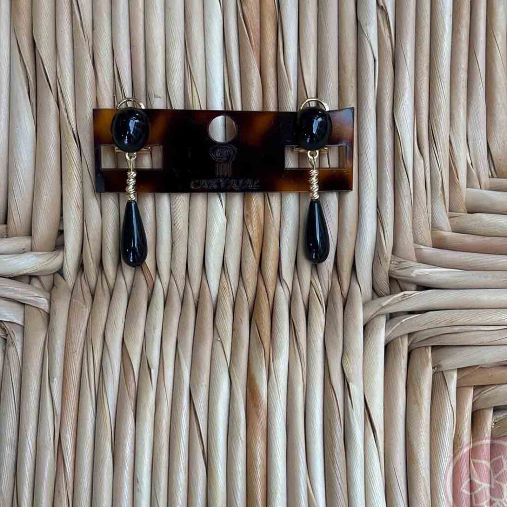 Pendiente de niña en forma de lágrima con adorno de pedrería dorada de la casa sevillana Carvajal. Medida: 4 cm. de largo Complementos únicos realizados artesanalmente, perfectos tanto para eventos especiales como para flamenca.